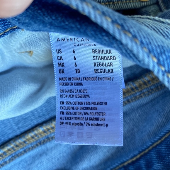 American Eagle Outfitters Mom Jean Light Wash Distressed Jeans size 6 Regular - Picture 3 of 10